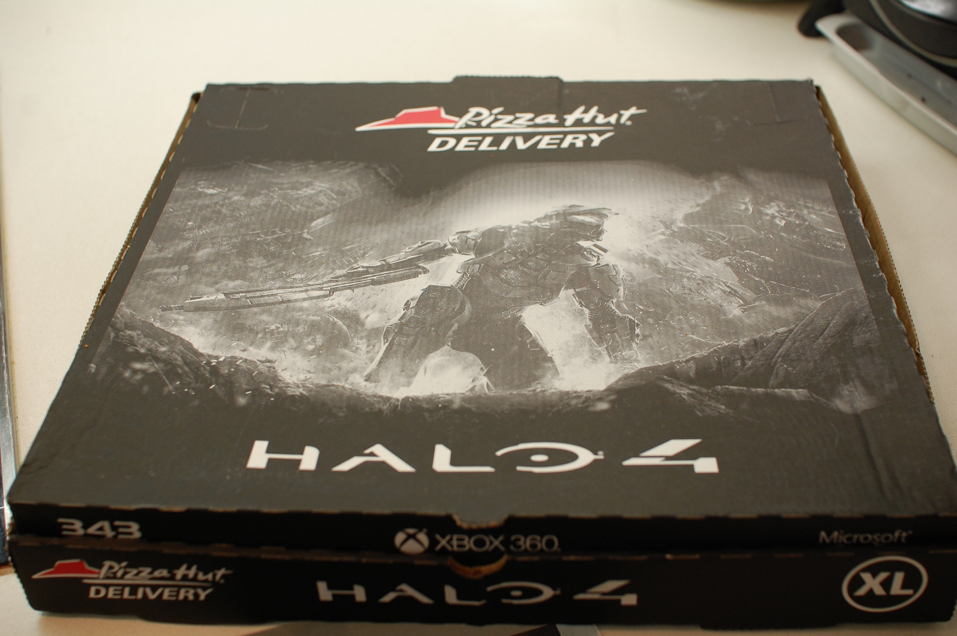 Halo-4-Stuffed-Crust-Pizza-The-Box.jpg